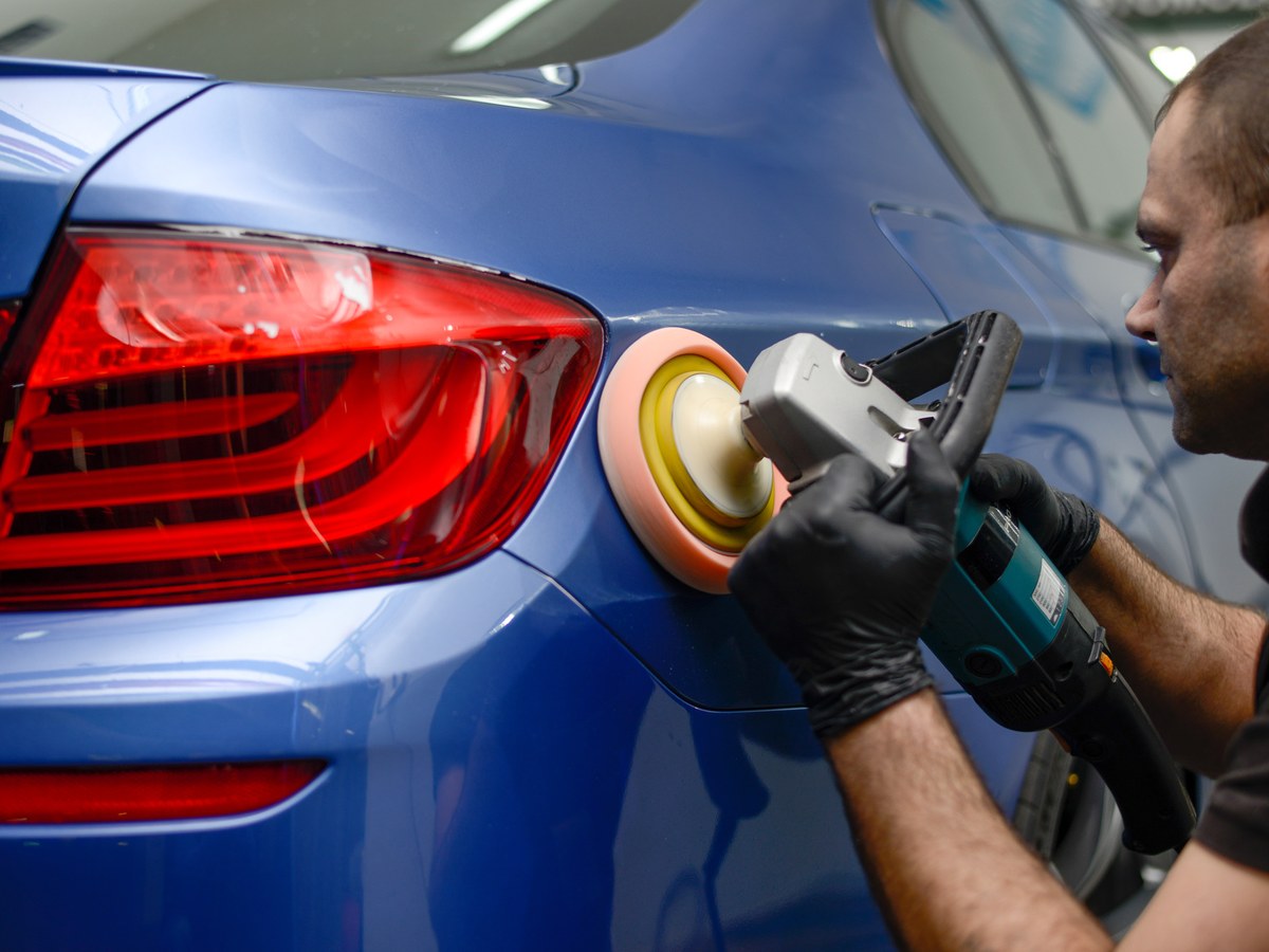 Finitura a lucidatrice su un pannello di carrozzeria dopo la riparazione