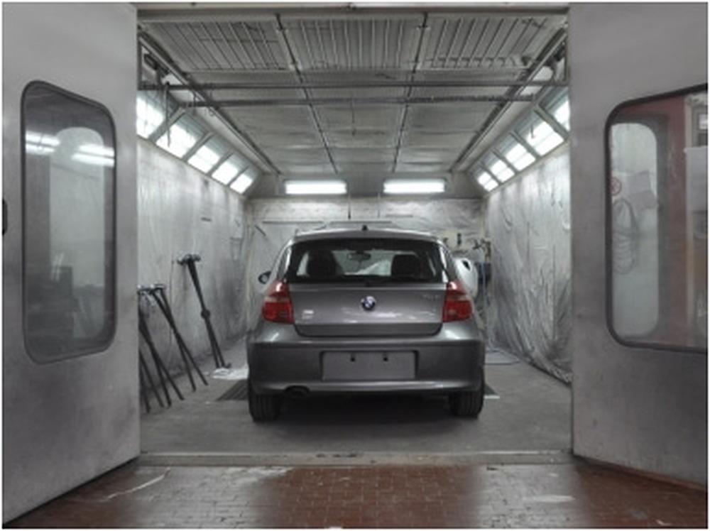 Cabina di verniciatura a forno con un'automobile in lavorazione